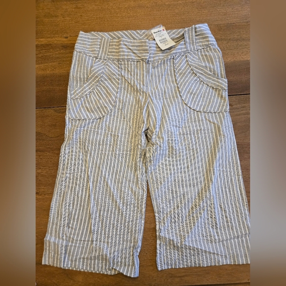 NWT, Striped Seer Sucker Wide-leg Goucho Capris in Gray And White - Picture 1 of 4